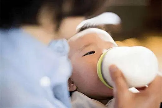 新生儿喂奶呛奶怎么回事？新手妈妈必看的喂奶技巧