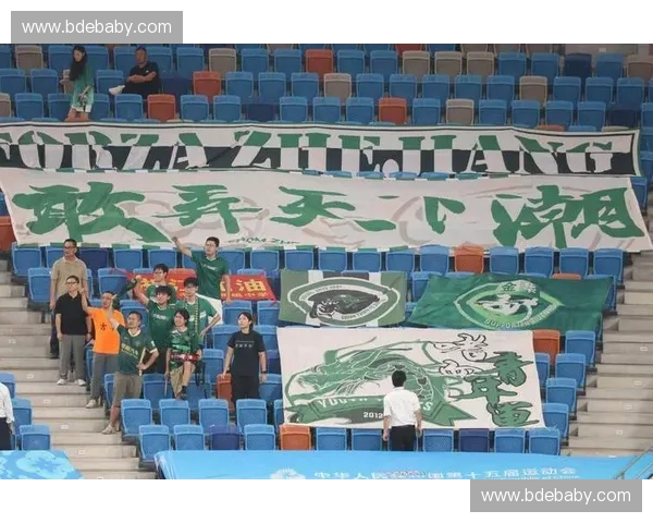 聚焦激战绿茵场：两强对决引爆全场巅峰较量鏖战至终场哨响时刻起